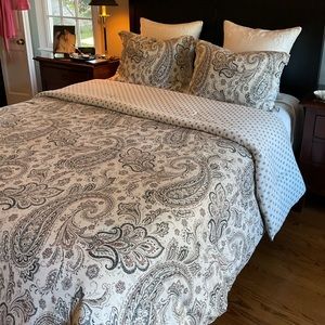 TAHARI full/queen size Comforter Set -3 piece